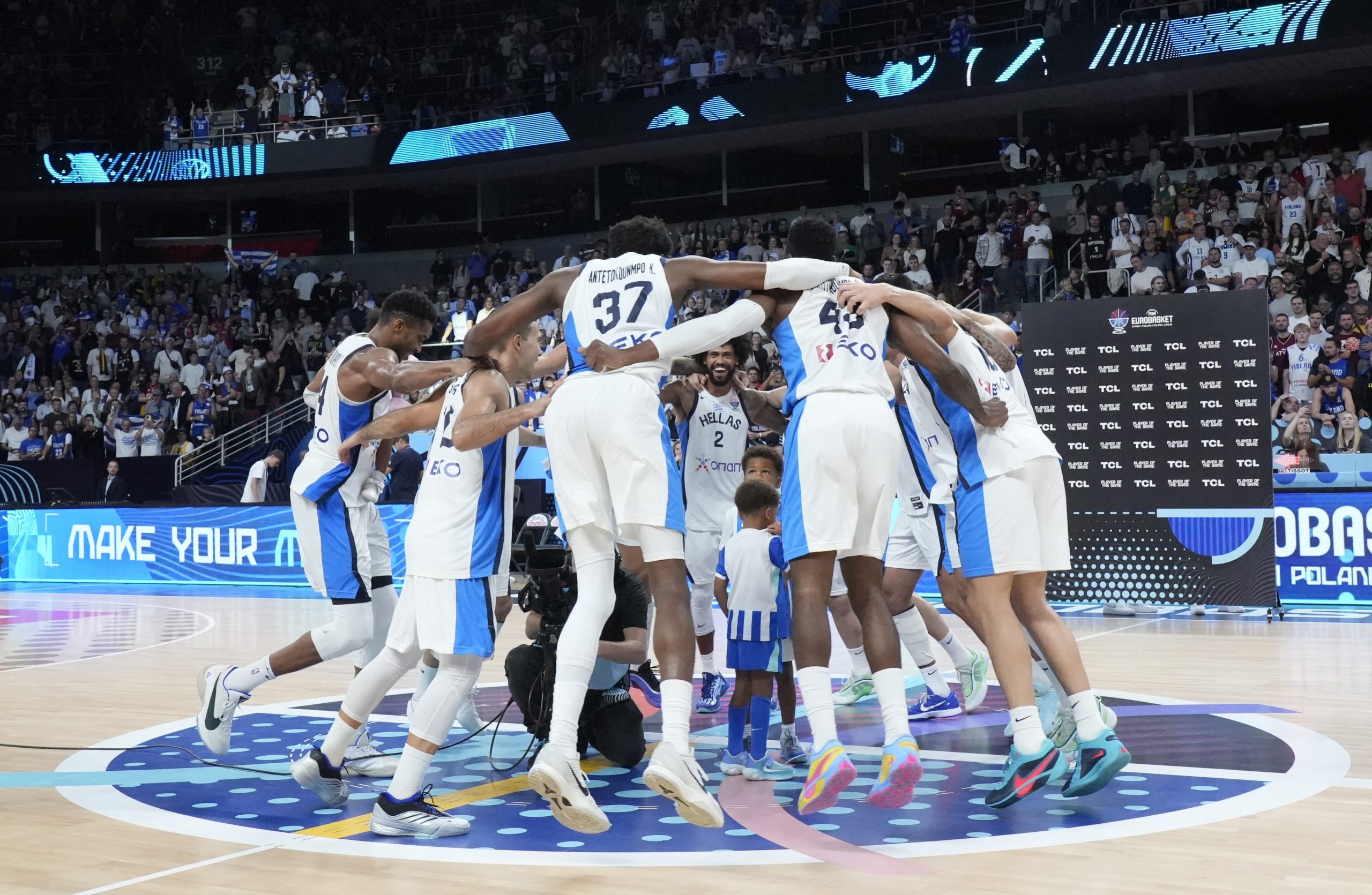 Ο χορός των διεθνών μας μετά τη λήξη του μικρού τελικού