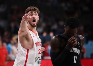 Σενγκούν: Διασκέδασε σε ελληνικό εστιατόριο στο Μαρμάρι – Ο Έλληνας ιδιοκτήτης του έσπασε πιάτο στο κεφάλι