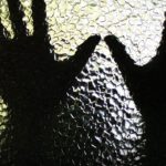 Σοκ στη Θεσσαλονίκη: 55χρονη κατηγορείται ότι κακοποιούσε σεξουαλικά τον ανήλικο γιο της οικιακής της βοηθού