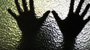 Σοκ στη Θεσσαλονίκη: 55χρονη κατηγορείται ότι κακοποιούσε σεξουαλικά τον ανήλικο γιο της οικιακής της βοηθού