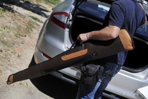 Σοκαριστικό βίντεο: Άνδρας απείλησε παιδιά με καραμπίνα γιατί έκαναν φασαρία