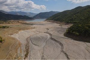 «Καμπανάκι» για τα αποθέματα νερού στην Αττική – Εικόνες σοκ από drone στη λίμνη Μόρνου
