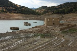 Αναδύθηκε το βυθισμένο χωριό Κάλλιο – Απόκοσμες εικόνες από τη λίμνη Μόρνου