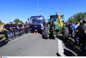 Λαμία: Αγρότες έκλεισαν με τα τρακτέρ τους την Εθνική Οδό στο ύψος της Θήβας