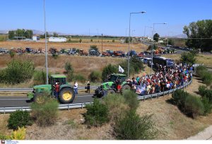 Θεσσαλονίκης: Αγρότες απέκλεισαν και το ρεύμα προς Θεσσαλονίκη στα διόδια των Μαλγάρων