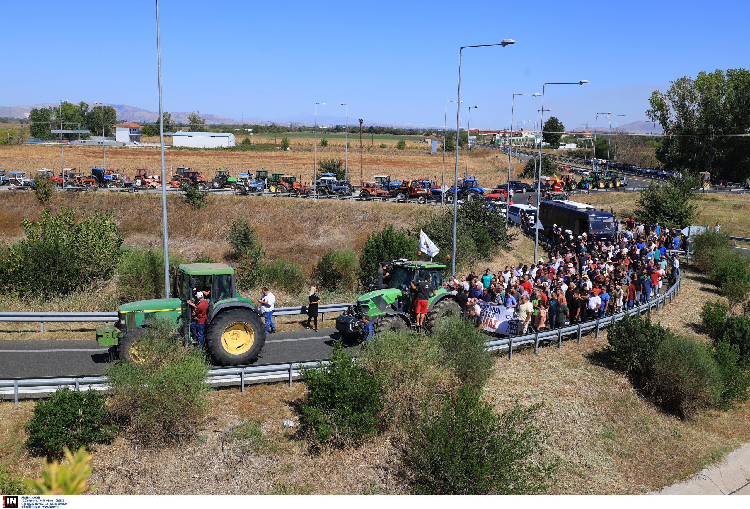 Θεσσαλονίκης: Αγρότες απέκλεισαν και το ρεύμα προς Θεσσαλονίκη στα διόδια των Μαλγάρων