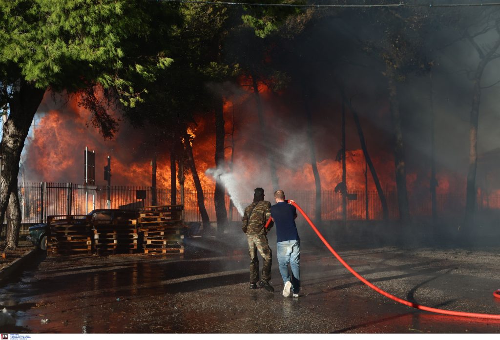 Οριοθετημένη η φωτιά στο Μενίδι: Στάχτη έγιναν δύο εργοστάσια – Εκτεταμένες καταστροφές (video)