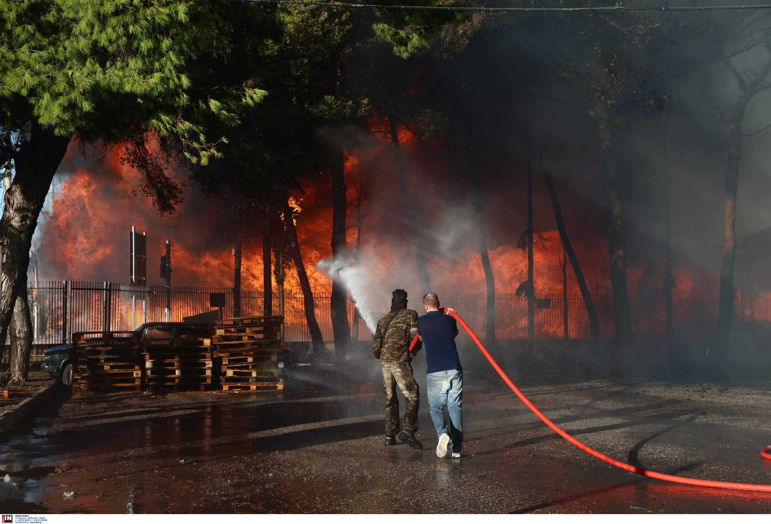 Οριοθετημένη η φωτιά στο Μενίδι: Στάχτη έγιναν δύο εργοστάσια - Εκτεταμένες καταστροφές (video)