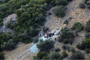 «Μάχη» με το χρόνο για την διάσωση του 53χρονου εγκλωβισμένου σε σπηλιά στη Λάρισα – Δείτε φωτογραφίες