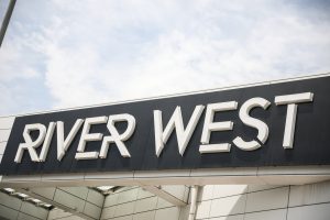 Εκκένωση του εμπορικού κέντρου River West μετά από τηλεφώνημα για βόμβα