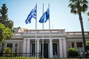 Σφοδρή αντιπαράθεση ΝΔ – ΠΑΣΟΚ για την «Μαύρη Βίβλο» και την οικονομία εν όψει ΔΕΘ