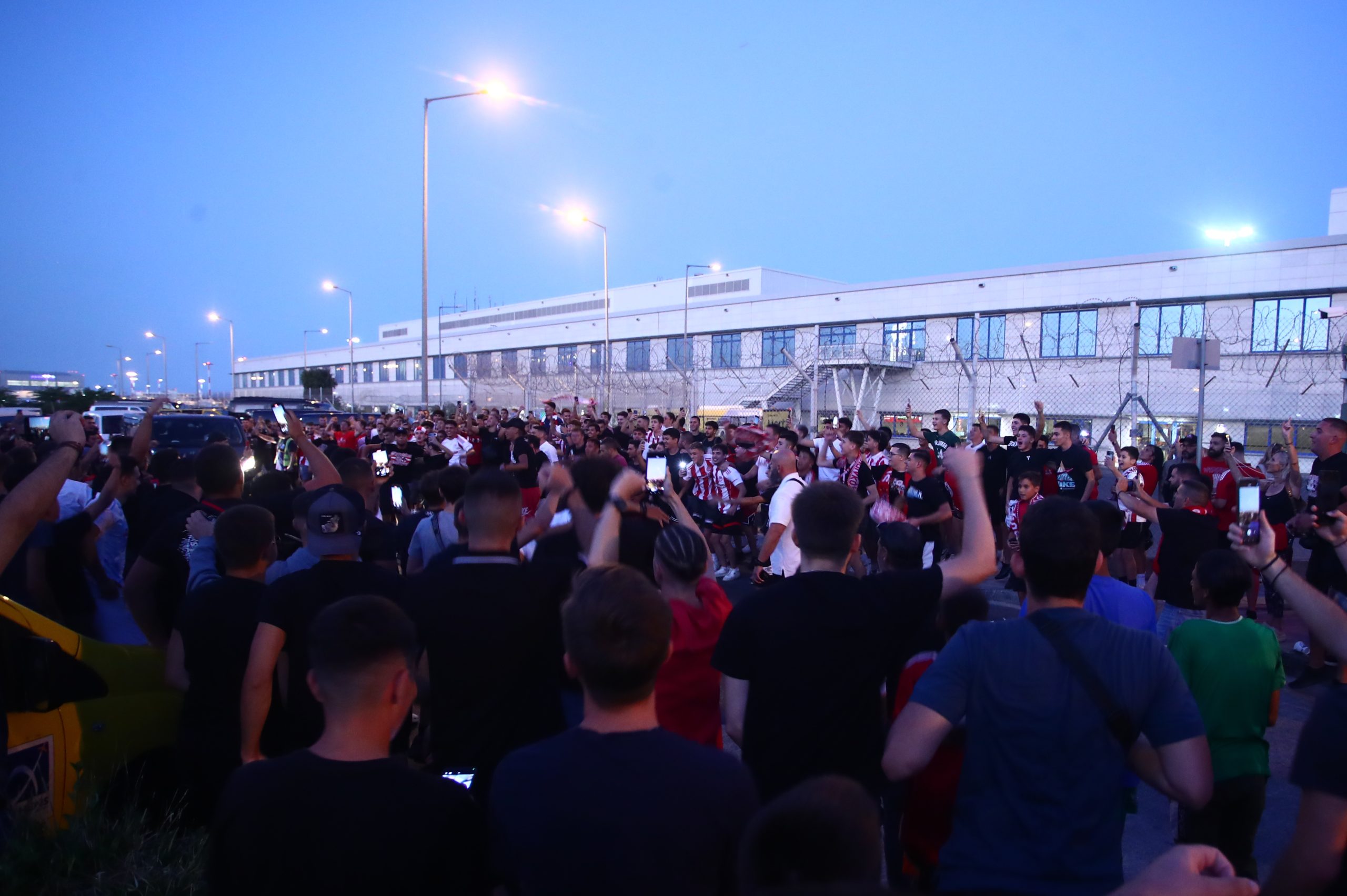 Ολυμπιακός: Χαμός με Ντάνιελ Ποντένσε στο Ελ. Βενιζέλος - Στην Αθήνα ο Πορτογάλος σούπερ σταρ