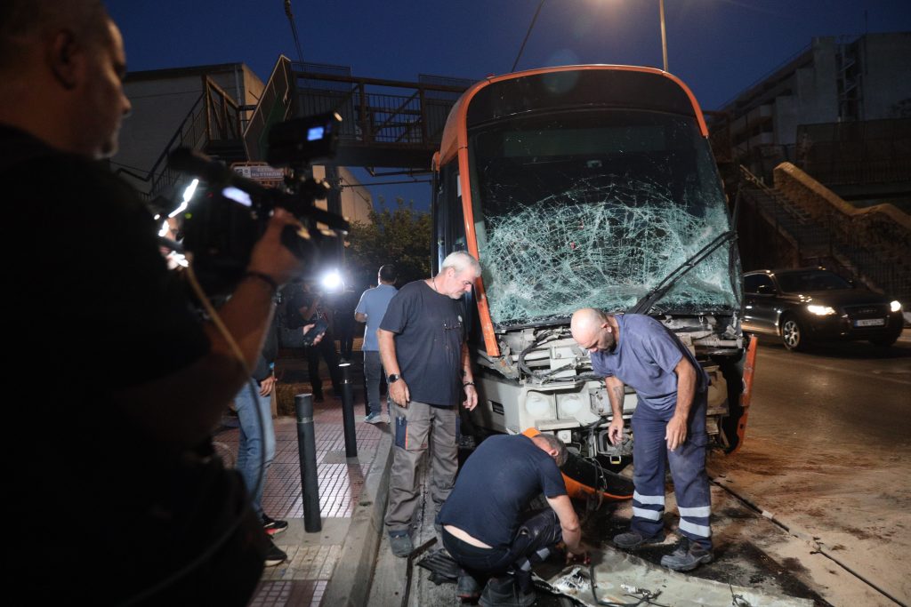 Πειραιάς: Τριάντα ελαφρά τραυματίες από σύγκρουση λεωφορείου με τραμ – Πώς συνέβη το τροχαίο
