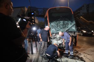 Πειραιάς: Τριάντα ελαφρά τραυματίες από σύγκρουση λεωφορείου με τραμ – Πώς συνέβη το τροχαίο