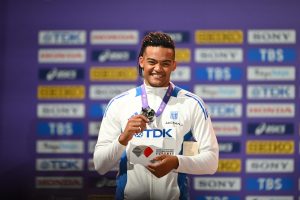 Εμμανουήλ Καραλής: Δείτε την απονομή του ασημένιου μεταλλίου – «Όταν φοράω το εθνόσημο δίνω το 110%»