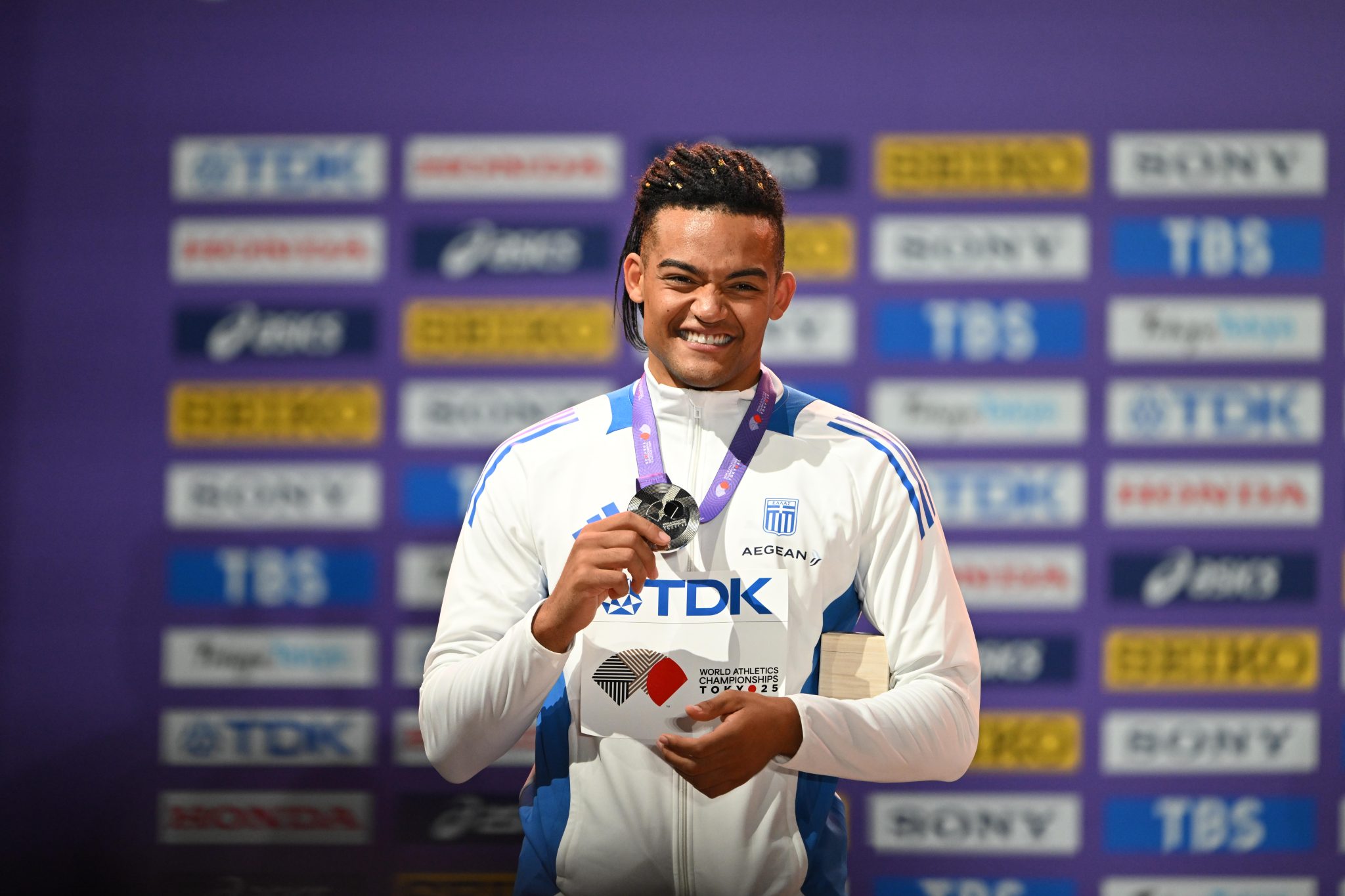 Εμμανουήλ Καραλής: Δείτε την απονομή του ασημένιου μεταλλίου – «Όταν φοράω το εθνόσημο δίνω το 110%»