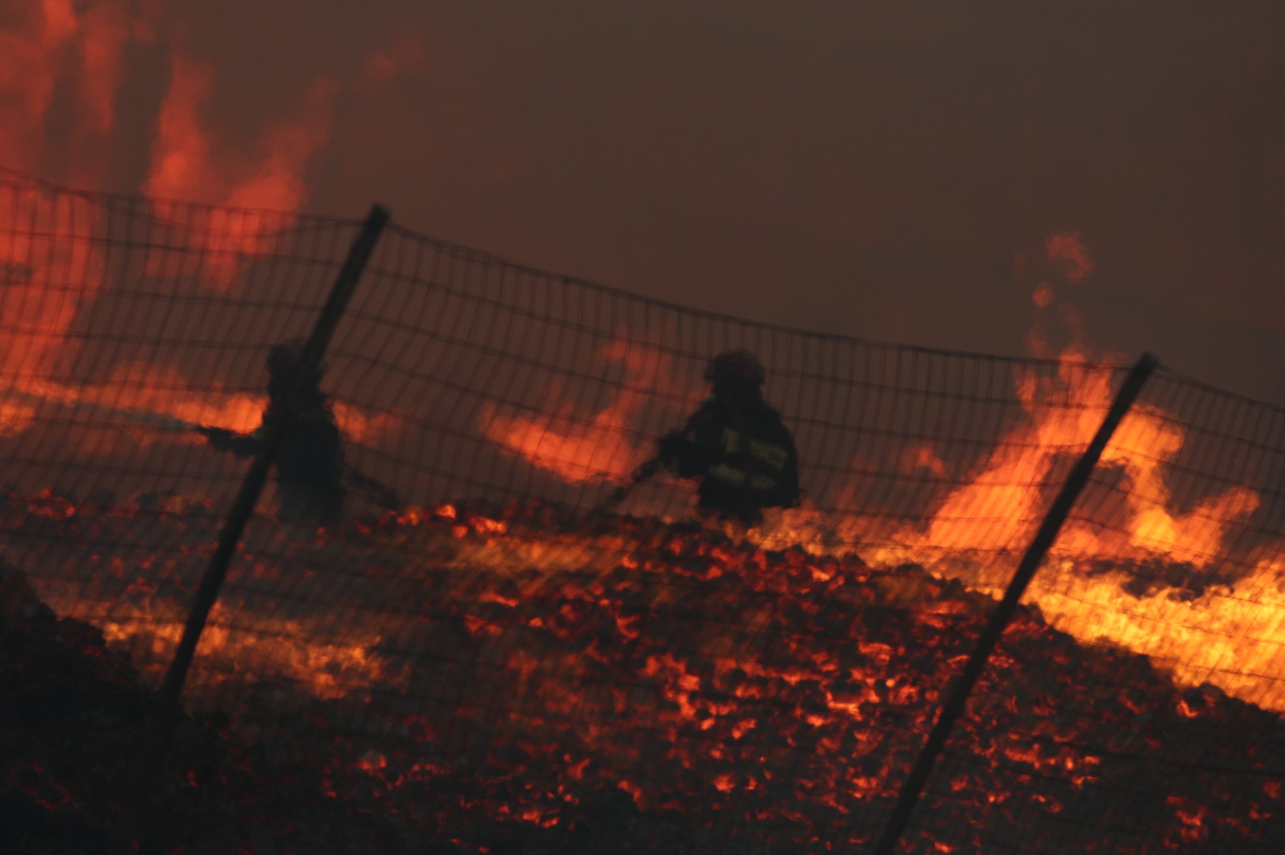 &Phi;&omega;&tau;&iota;ά &sigma;&tau;&omicron; &Mu;&epsilon;&nu;ί&delta;&iota;: &Sigma;&tau;ά&chi;&tau;&eta; έ&gamma;&iota;&nu;&alpha;&nu; &delta;ύ&omicron; &epsilon;&rho;&gamma;&omicron;&sigma;&tau;ά&sigma;&iota;&alpha; - &laquo;&Mu;ά&chi;&eta;&raquo; &mu;&epsilon; &tau;&iota;&sigmaf; &phi;&lambda;ό&gamma;&epsilon;&sigmaf; &kappa;&alpha;&iota; &sigma;&epsilon; &tau;&rho;ί&tau;&omicron; (video)