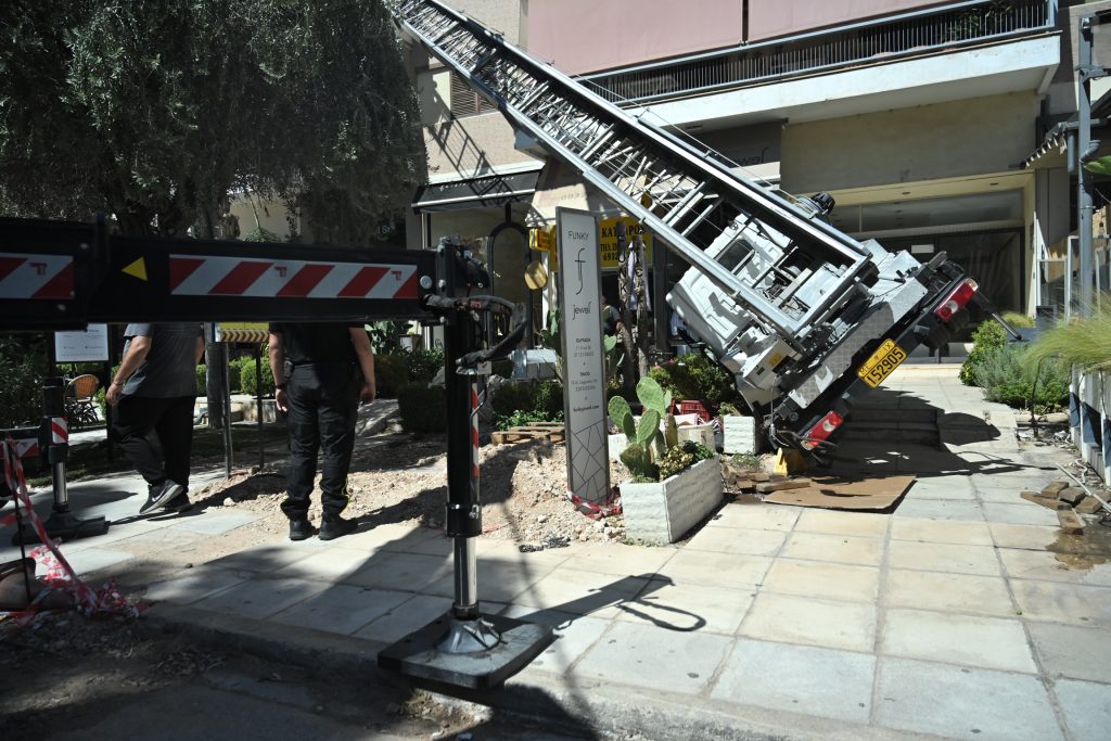 Γλυφάδα: Γερανοφόρο ανετράπη και έπεσε πάνω σε καφετέρια – Πού έχει διακοπεί η κυκλοφορία