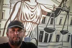 Τέμπη: Ρούτσι για Γεωργιάδη – «Όταν μιλάει να σκύβει το κεφάλι του, να μετράει τα λόγια»