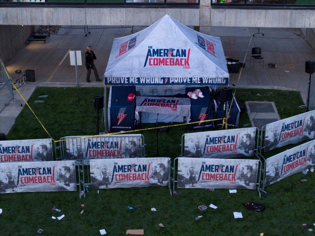 Δολοφονία Τσάρλι Κερκ: Χαραγμένα συνθήματα που υποστηρίζουν την τρανς κοινότητα βρέθηκαν πάνω στο όπλο του δράστη