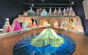 Η ροκοκό συνάντηση της Μαρίας Αντουανέτας και της tradwife Ερικα Κερκ