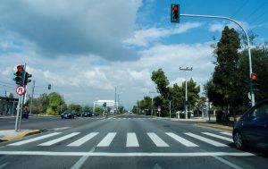 Καρέ καρέ το άγριο ξύλο μεταξύ οδηγών στην Νέα Φιλαδέλφεια για προτεραιότητα σε… φανάρι (video)