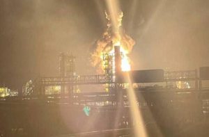 Ρωσία: Φλόγες και εκρήξεις σε ρωσικό διυλιστήριο από ουκρανική επίθεση με drone (video)