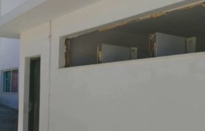 Ηράκλειο: Σχολείο στις Γούβες χωρίς κουφώματα – Ξήλωσαν έργο που πλήρωσαν οι γονείς