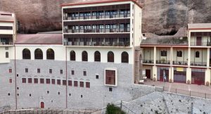 Καλάβρυτα: Στον εισαγγελέα ο ηγούμενος που κατηγορείται για αρχαιοκαπηλία – Πληροφορίες και για κλεμμένες εικόνες στο «πακέτο»