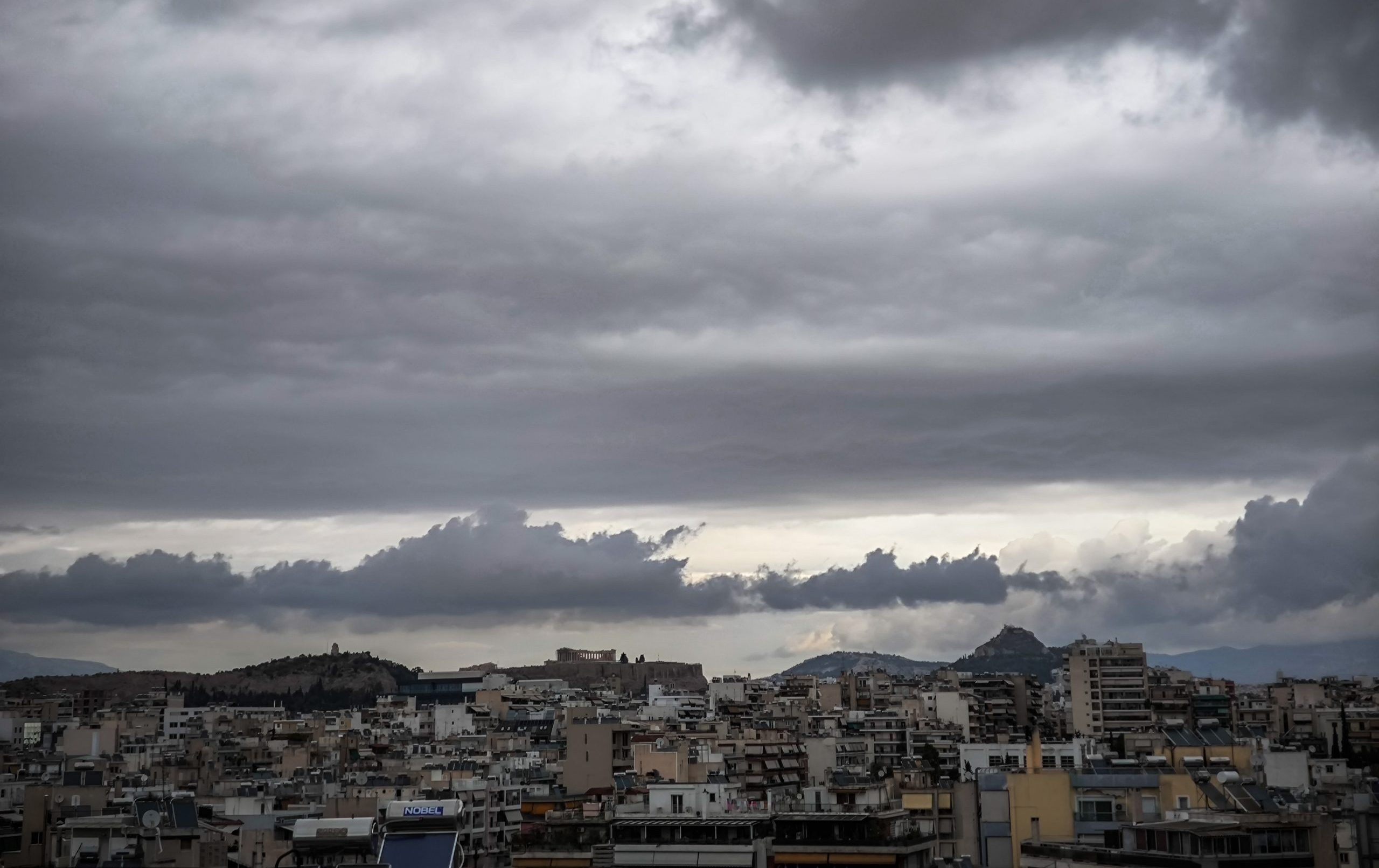 Ο Δεκέμβριος ξεκινά με ήλιο αλλά συνεχίζει με βροχές – Πρόγνωση από την Ελίνα Καρέτσου