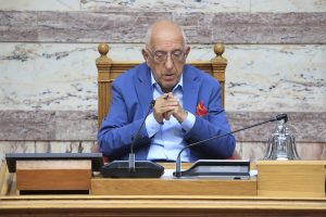 Βουλή: Παραδόθηκε στον Νικ. Κακλαμάνη το πόρισμα της Εξεταστικής για τον ΟΠΕΚΕΠΕ