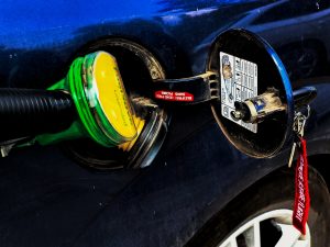 Καύσιμα: «Συναγερμός» στις αντλίες – Άλμα 50% στις πωλήσεις και τα 2 ευρώ προ των πυλών