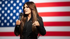 Στο «Γεώργιος Καραϊσκάκης» η Κίμπερλι Γκίλφοϊλ μαζί με τον Ντέιαν Χένλι για το ντέρμπι Ολυμπιακός – Παναθηναϊκός (photo)