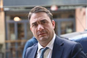 Τσουκαλάς: «Η κυβέρνηση επιλέγει να κερδοσκοπήσει με την αύξηση των τιμών για να μοιράσει κατόπιν επιδόματα-αντίδωρα»