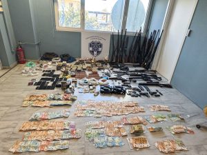 Κρήτη: «Άγγιζε» πολιτικούς και επιχειρηματίες το μακρύ χέρι του καρτέλ – Βρέθηκαν 1 εκατ. ευρώ και όπλα στα σπίτια των μελών