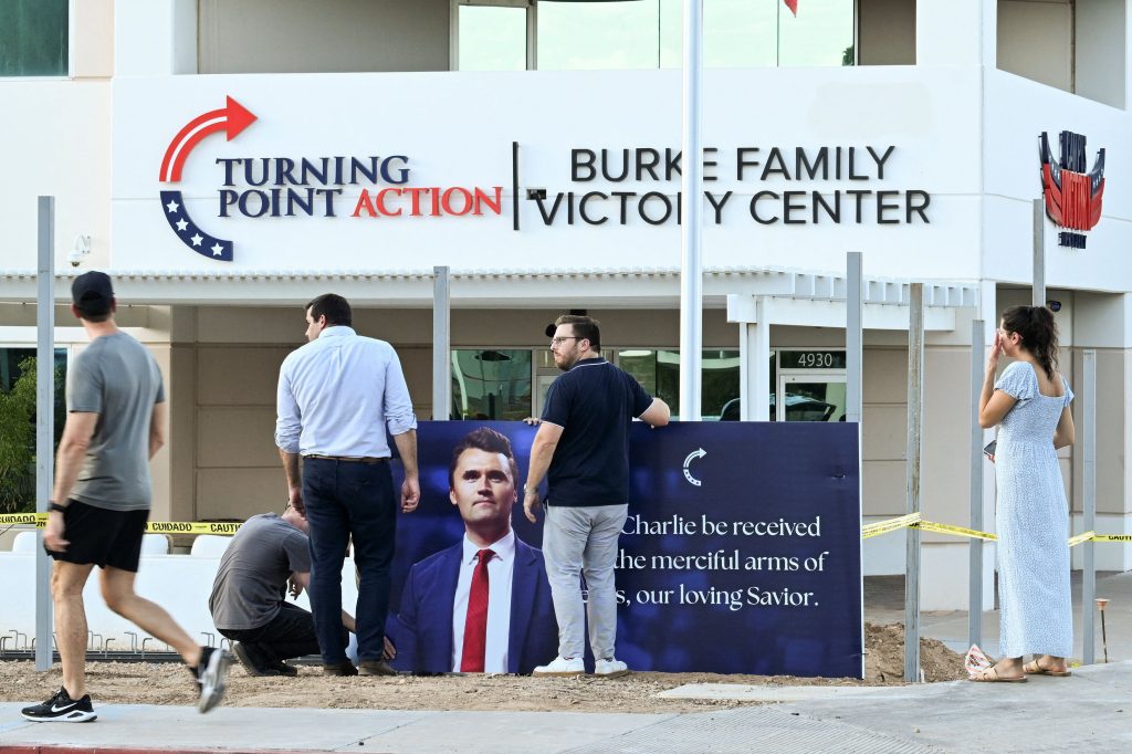 Τσάρλι Κερκ: Ανθρωποκυνηγητό για την σύλληψη του δολοφόνου του – Ψάχνουν τον άνδρα που έτρεξε μετά τους πυροβολισμούς