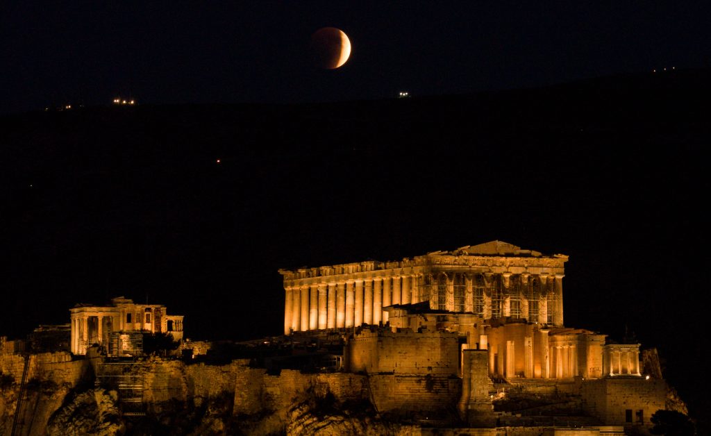 Δείτε τις μαγικές φωτογραφίες από το «Ματωμένο φεγγάρι» που φωτίζει απόψε τον ουρανό!