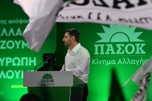 ΠΑΣΟΚ: Νέα μάχη με τη ΝΔ για τον χώρο ανάμεσά τους