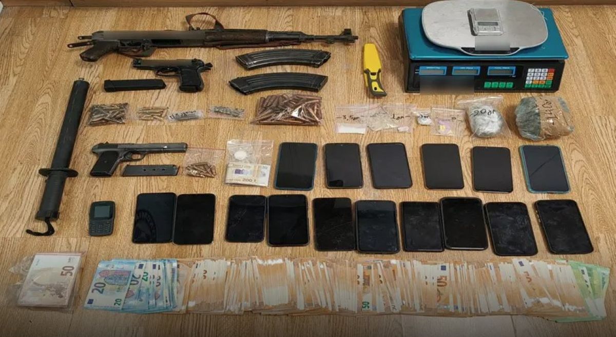 Τέλος σε μεγάλο κύκλωμα ναρκωτικών με παράνομα κέρδη 8 εκατ. ευρώ - Κατασχέθηκε ένας τόνος κάνναβης και όπλα
