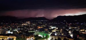 Ξαφνικό μπουρίνι σάρωσε τα Τρίκαλα – Κόκκινος βάφτηκε ο ουρανός (video)