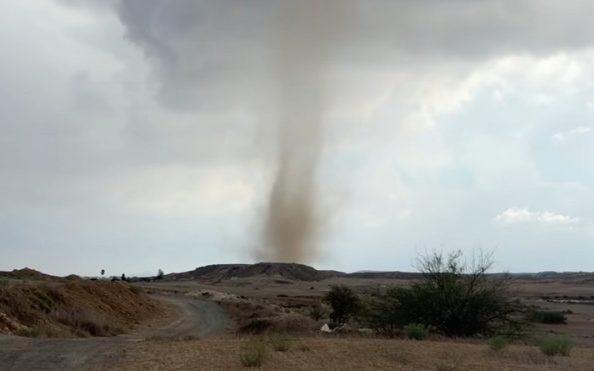 Ανεμοστρόβιλος «σάρωσε» τη Λευκωσία – Εντυπωσιακά βίντεο