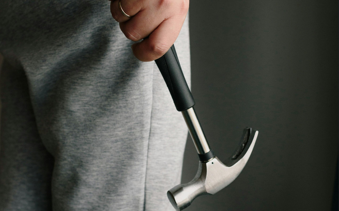 Βόλος: Άνδρας πέταξε σφυρί στην πρώην του επειδή παραβίασε τα ασφαλιστικά μέτρα