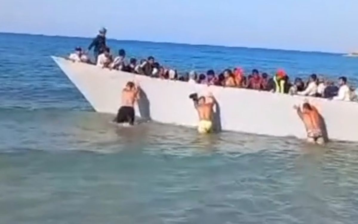 Κρήτη: Λουόμενοι απώθησαν βάρκα με μετανάστες στη Γαύδο- Συνεχίζονται αμείωτες οι ροές (video)