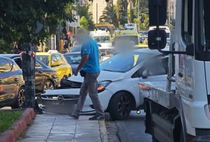 Αυτοκίνητο έπεσε σε κολόνα στη Βασιλίσσης Σοφίας – Αυξημένη κίνηση στο σημείο