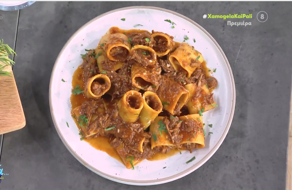 Η Αργυρώ Μπαρμπαρίγου ετοιμάζει ζουμερό μοσχαράκι ραγού