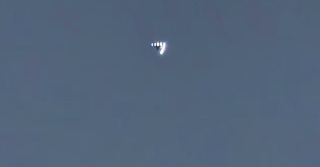 Μυστηριώδη ιπτάμενα αντικείμενα τρομοκρατούν κοινότητα στις ΗΠΑ – Η εξήγηση των Αρχών