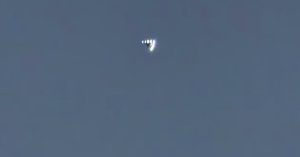 Μυστηριώδη ιπτάμενα αντικείμενα τρομοκρατούν κοινότητα στις ΗΠΑ – Η εξήγηση των Αρχών