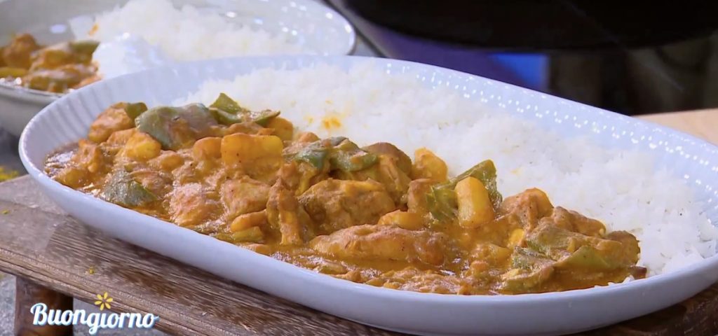 Ο Δημήτρης Σκαρμούτσος ετοιμάζει κοτόπουλο με λαχανικά, κάρυ και σάλτσα γιαουρτιού