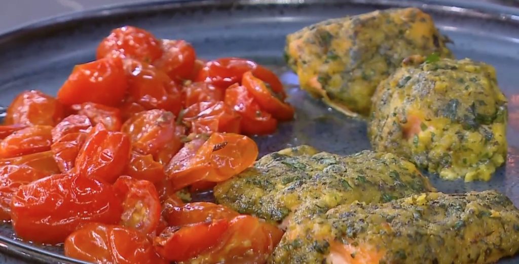 Συνταγή: Ο Δημήτρης Σκαρμούτσος ετοιμάζει σολομό με κρούστα παρμεζάνας & μυρωδικά