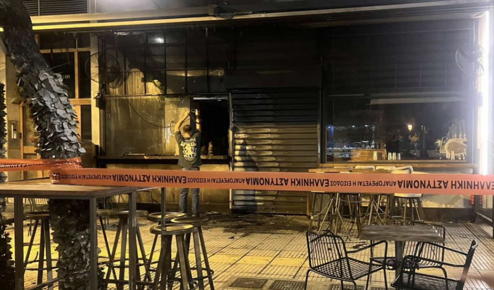 Καλλιθέα: Εμπρηστική επίθεση σε καφετέρια – Βρέθηκαν υπολείμματα από γκαζάκια